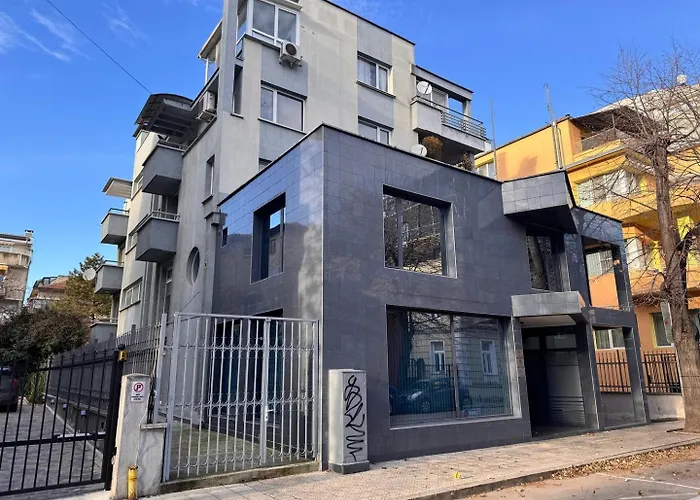 Modern Oasis On The Sea Garden - 2 Bedroom Apartment *