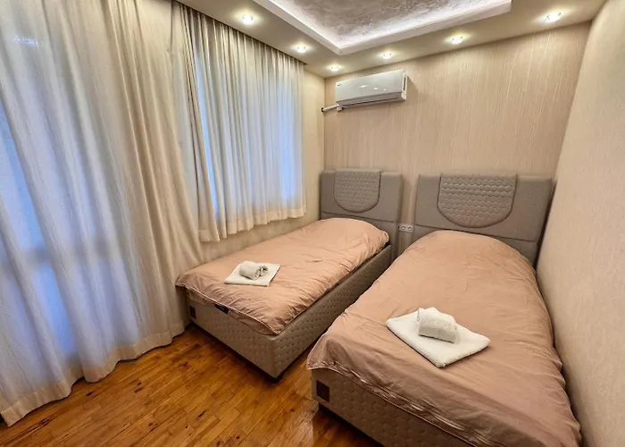 Modern Oasis On The Sea Garden - 2 Bedroom דירה וארנה